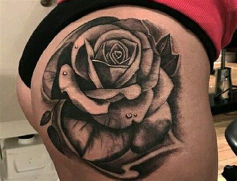 tatuajes para la nalga|Tatuaje femenino en la nalga